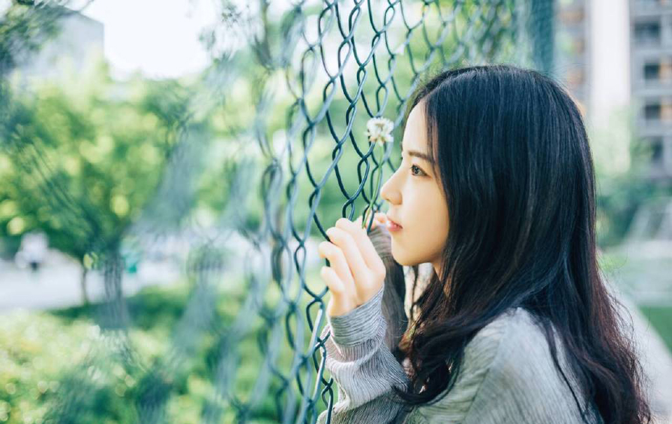 “快看，那是什么？”一名将士突然看向江面，惊讶道。